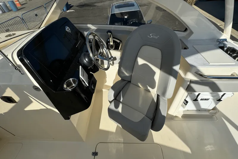 Slide: The Image of Scout 240 Dorado 2025 - 35