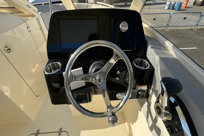 Slide: The Image of Scout 240 Dorado 2025 - 36