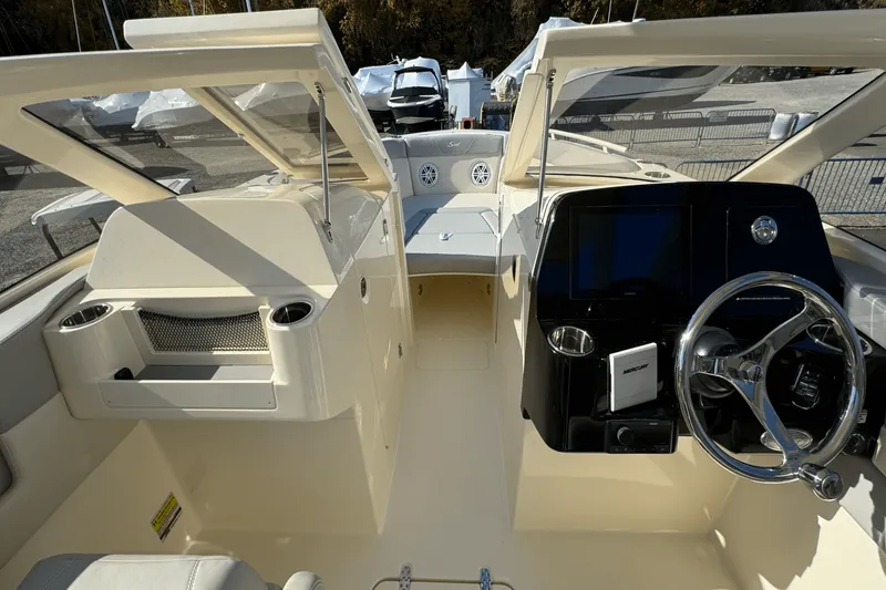 Slide: The Image of Scout 240 Dorado 2025 - 41