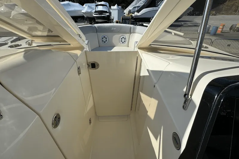 Slide: The Image of Scout 240 Dorado 2025 - 42