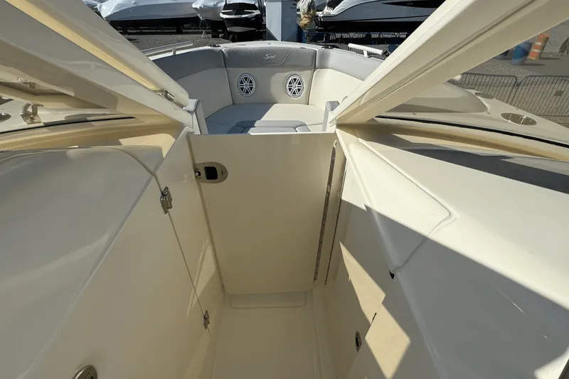 Slide: The Image of Scout 240 Dorado 2025 - 47