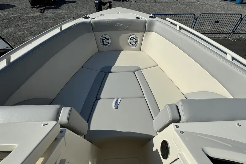 Slide: The Image of Scout 240 Dorado 2025 - 48