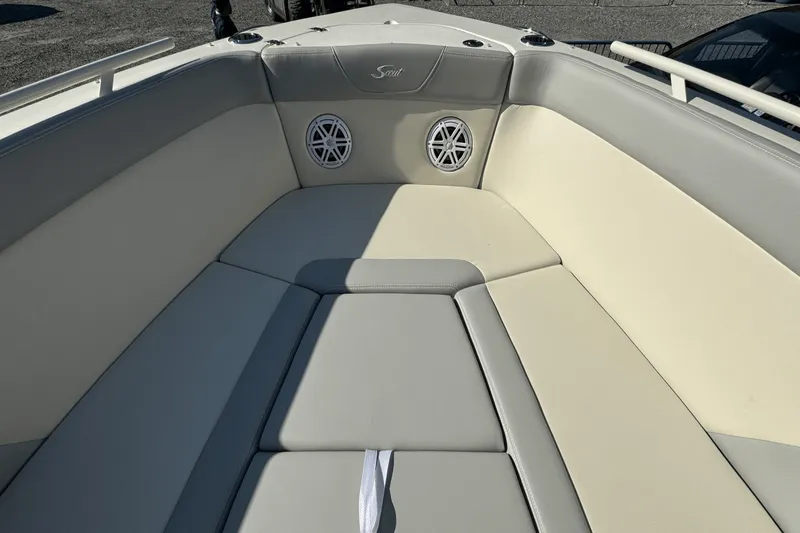 Slide: The Image of Scout 240 Dorado 2025 - 51