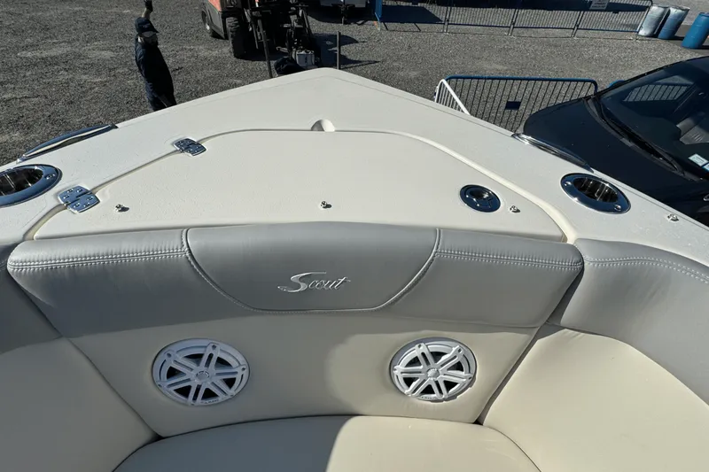 Slide: The Image of Scout 240 Dorado 2025 - 53