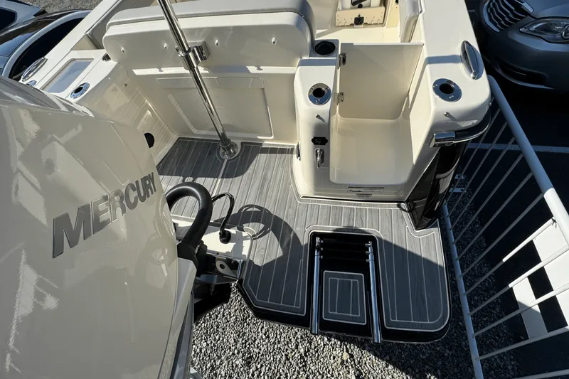 Slide: The Image of Scout 240 Dorado 2025 - 7