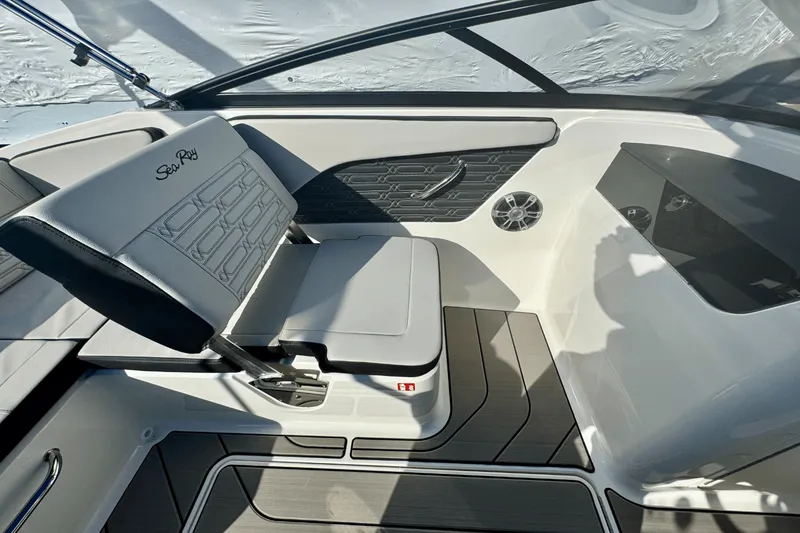 Slide: The Image of Sea Ray SPX 190 Outboard 2025 - 15