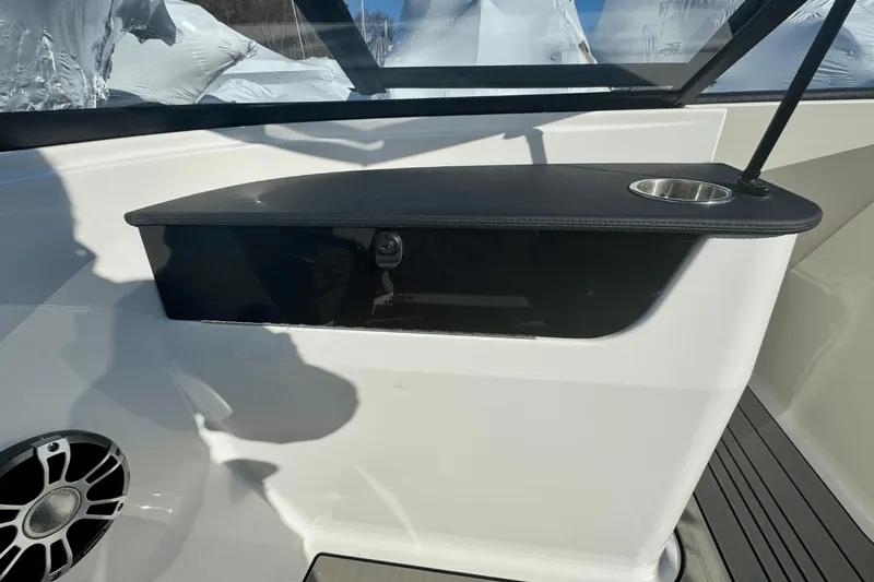 Slide: The Image of Sea Ray SPX 190 Outboard 2025 - 17