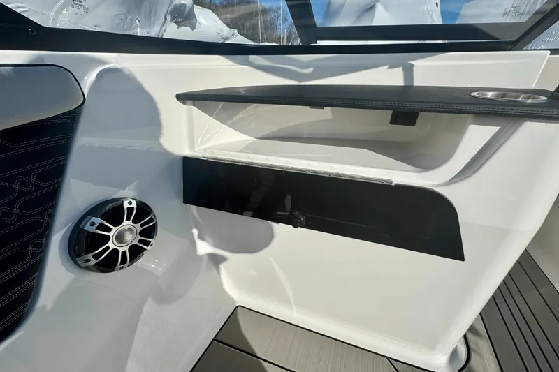 Slide: The Image of Sea Ray SPX 190 Outboard 2025 - 18