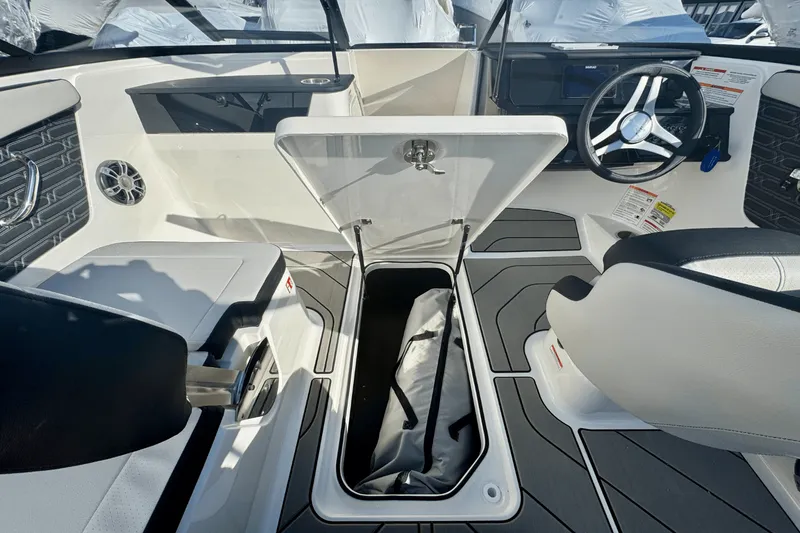 Slide: The Image of Sea Ray SPX 190 Outboard 2025 - 19