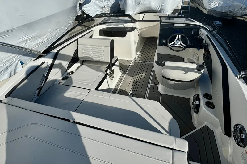 Slide: The Image of Sea Ray SPX 190 Outboard 2025 - 6