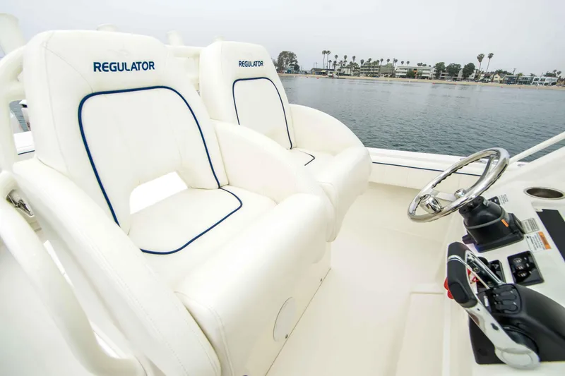Slide: The Image of Regulator Marine 34SS 2016 - 10