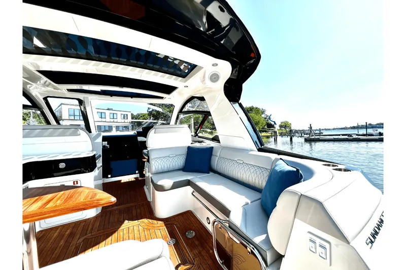 Slide: The Image of Sea Ray 370 SUNDANCER OB 2023 - 14