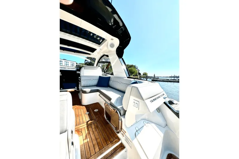 Slide: The Image of Sea Ray 370 SUNDANCER OB 2023 - 15