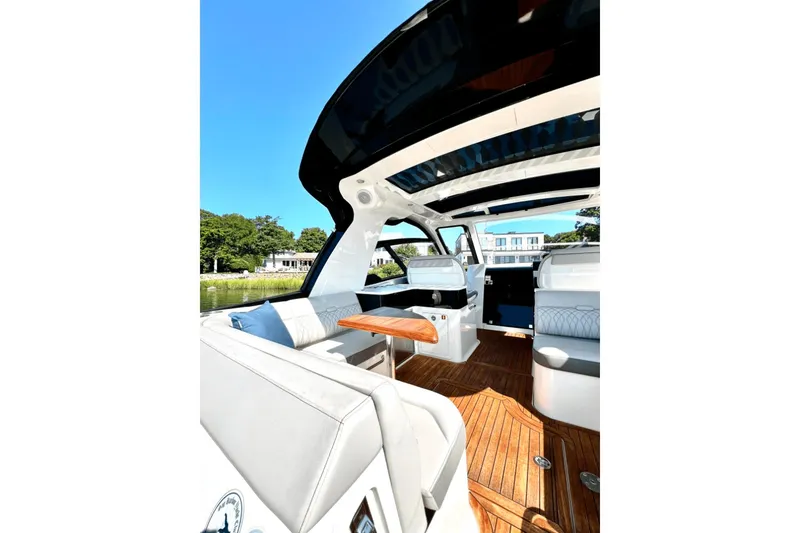 Slide: The Image of Sea Ray 370 SUNDANCER OB 2023 - 17