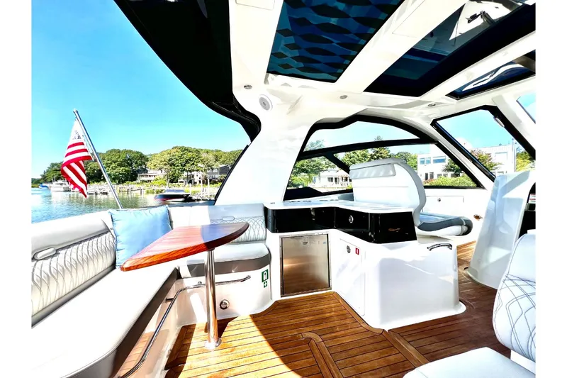 Slide: The Image of Sea Ray 370 SUNDANCER OB 2023 - 19