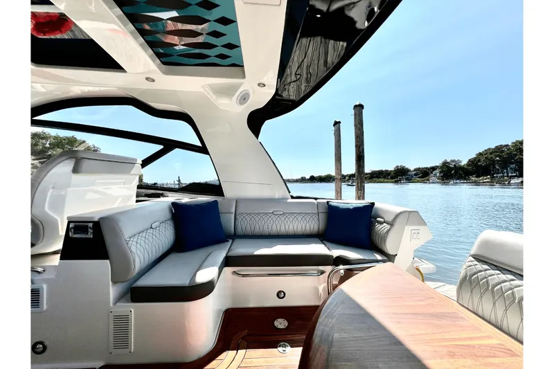 Slide: The Image of Sea Ray 370 SUNDANCER OB 2023 - 20