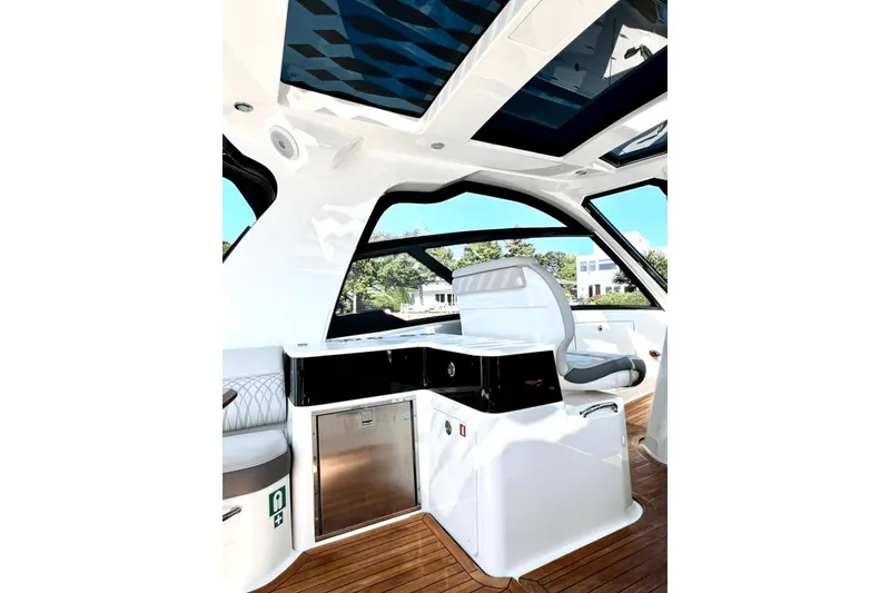 Slide: The Image of Sea Ray 370 SUNDANCER OB 2023 - 21