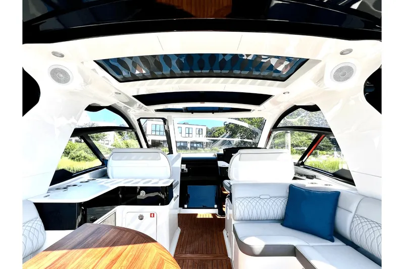 Slide: The Image of Sea Ray 370 SUNDANCER OB 2023 - 22