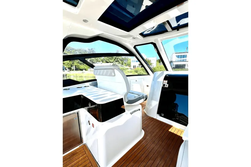 Slide: The Image of Sea Ray 370 SUNDANCER OB 2023 - 23