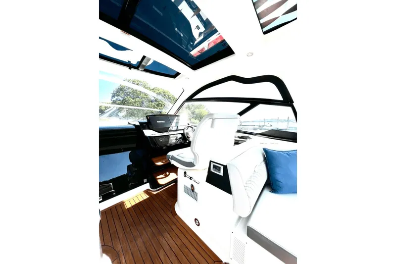 Slide: The Image of Sea Ray 370 SUNDANCER OB 2023 - 24