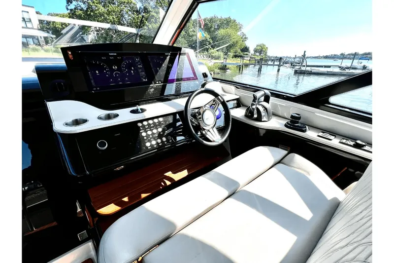 Slide: The Image of Sea Ray 370 SUNDANCER OB 2023 - 25