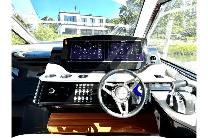 Slide: The Image of Sea Ray 370 SUNDANCER OB 2023 - 26