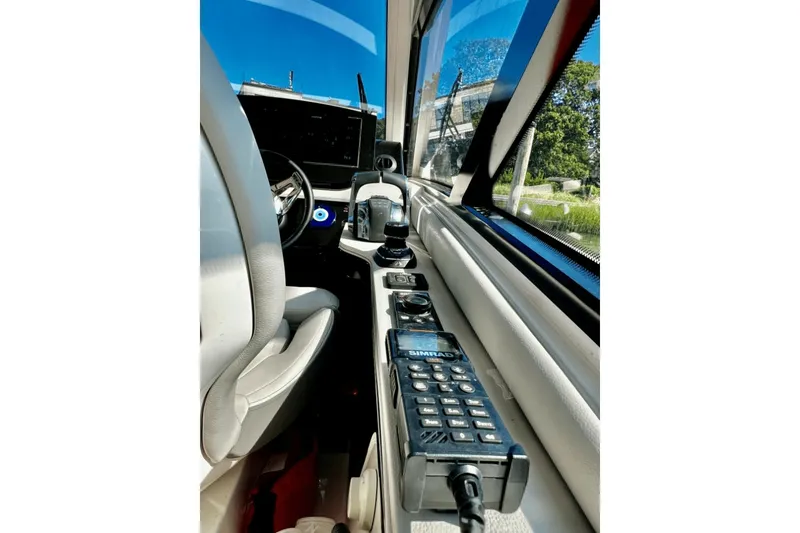 Slide: The Image of Sea Ray 370 SUNDANCER OB 2023 - 27