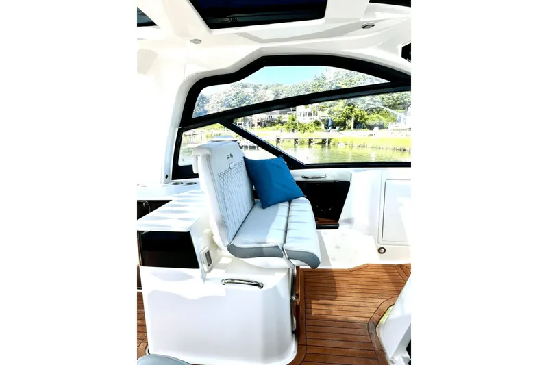 Slide: The Image of Sea Ray 370 SUNDANCER OB 2023 - 29