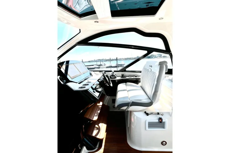 Slide: The Image of Sea Ray 370 SUNDANCER OB 2023 - 30