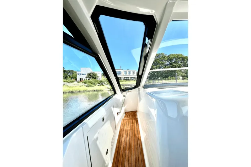 Slide: The Image of Sea Ray 370 SUNDANCER OB 2023 - 31