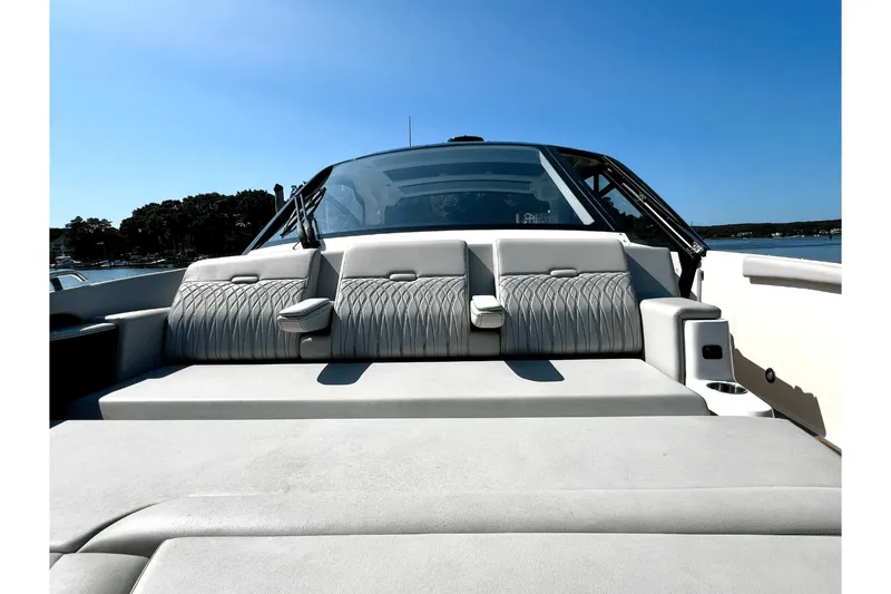 Slide: The Image of Sea Ray 370 SUNDANCER OB 2023 - 36