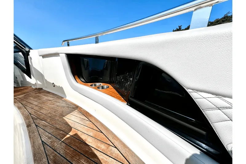 Slide: The Image of Sea Ray 370 SUNDANCER OB 2023 - 37