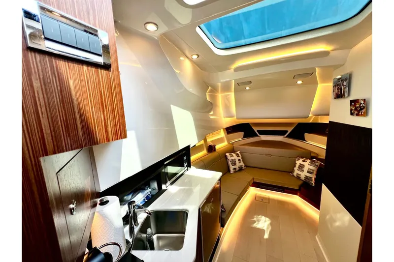 Slide: The Image of Sea Ray 370 SUNDANCER OB 2023 - 43