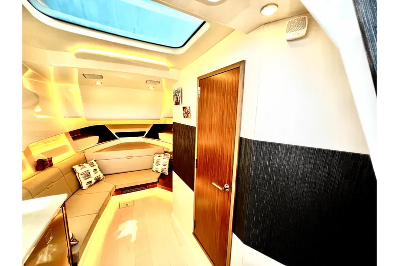 Slide: The Image of Sea Ray 370 SUNDANCER OB 2023 - 44