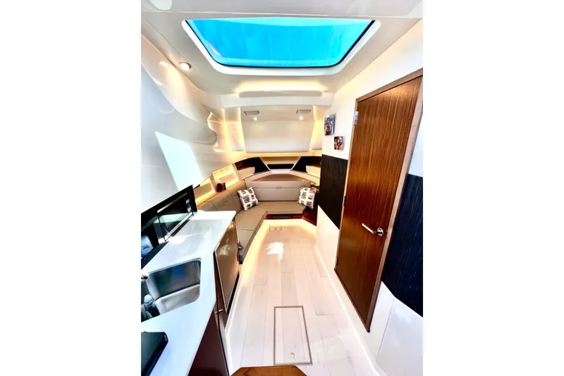 Slide: The Image of Sea Ray 370 SUNDANCER OB 2023 - 45