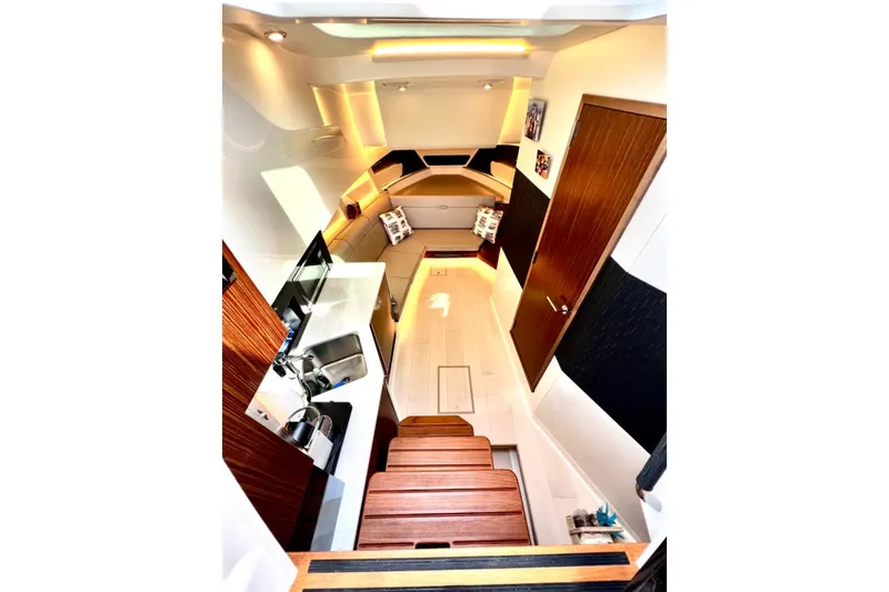 Slide: The Image of Sea Ray 370 SUNDANCER OB 2023 - 46