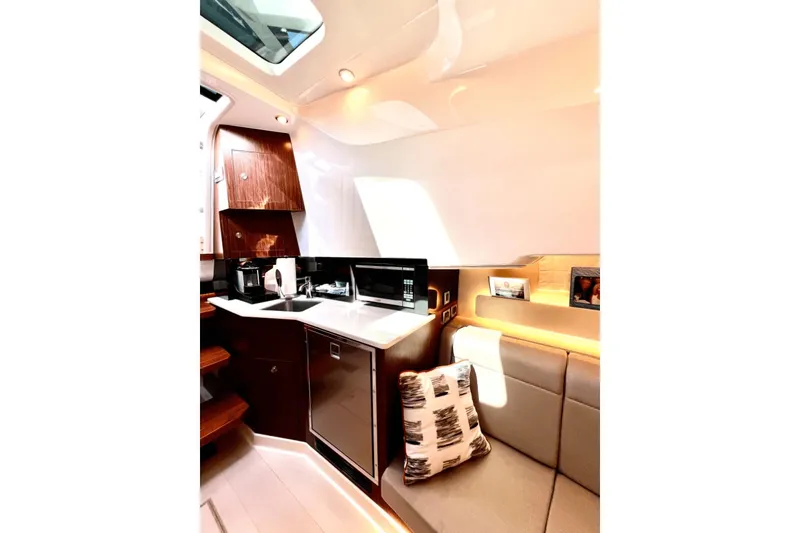 Slide: The Image of Sea Ray 370 SUNDANCER OB 2023 - 47