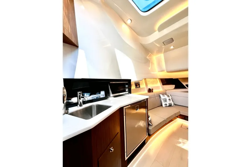 Slide: The Image of Sea Ray 370 SUNDANCER OB 2023 - 48