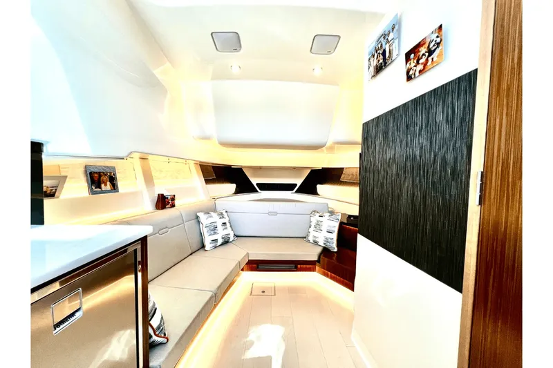 Slide: The Image of Sea Ray 370 SUNDANCER OB 2023 - 49