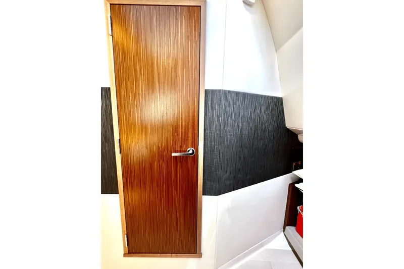 Slide: The Image of Sea Ray 370 SUNDANCER OB 2023 - 52