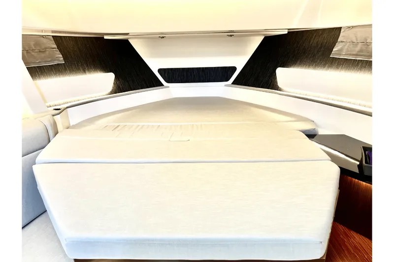 Slide: The Image of Sea Ray 370 SUNDANCER OB 2023 - 57