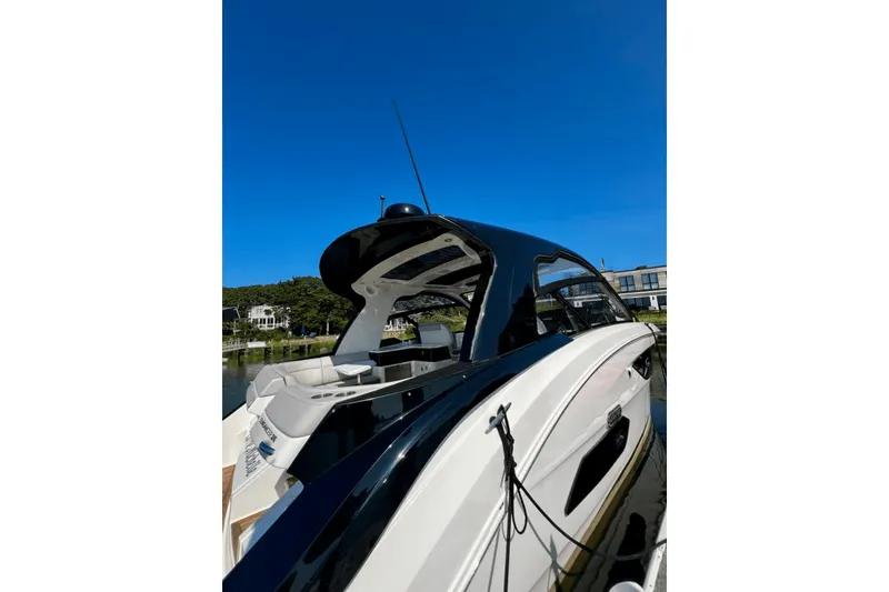 Slide: The Image of Sea Ray 370 SUNDANCER OB 2023 - 6