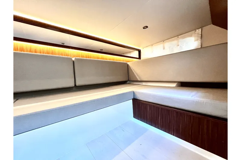 Slide: The Image of Sea Ray 370 SUNDANCER OB 2023 - 60