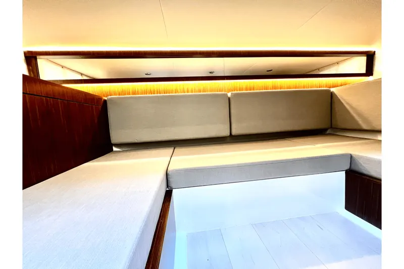 Slide: The Image of Sea Ray 370 SUNDANCER OB 2023 - 61