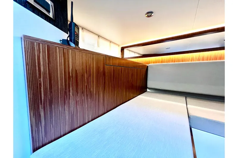 Slide: The Image of Sea Ray 370 SUNDANCER OB 2023 - 62