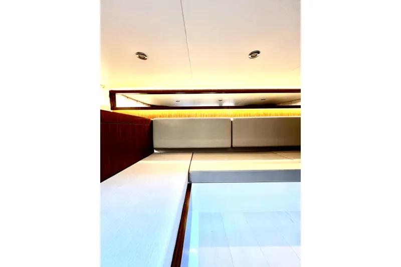 Slide: The Image of Sea Ray 370 SUNDANCER OB 2023 - 64