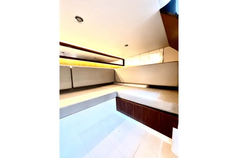 Slide: The Image of Sea Ray 370 SUNDANCER OB 2023 - 65