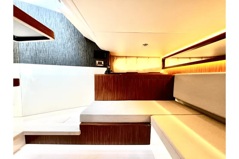 Slide: The Image of Sea Ray 370 SUNDANCER OB 2023 - 66