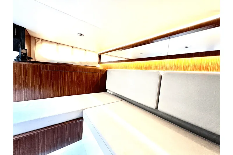 Slide: The Image of Sea Ray 370 SUNDANCER OB 2023 - 67