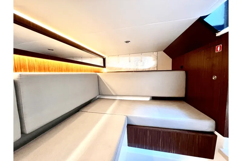 Slide: The Image of Sea Ray 370 SUNDANCER OB 2023 - 68